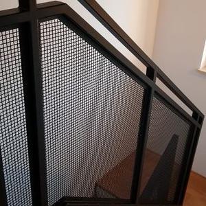 Czarna barierka z siatką na schodach
