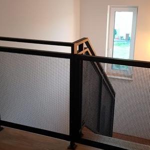 Metalowa barierka przy schodach
